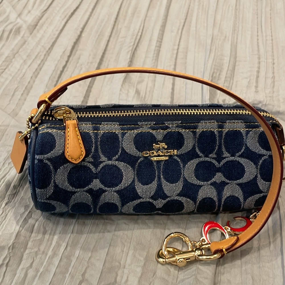 Nolita Barrel Bag Denim
Used twice very good condition
Extension chain included